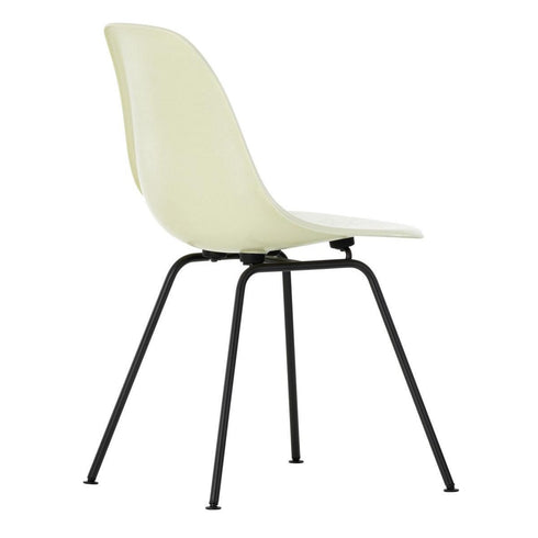Cadeira Eames em Fibra de Vidro DSX / Base Preta